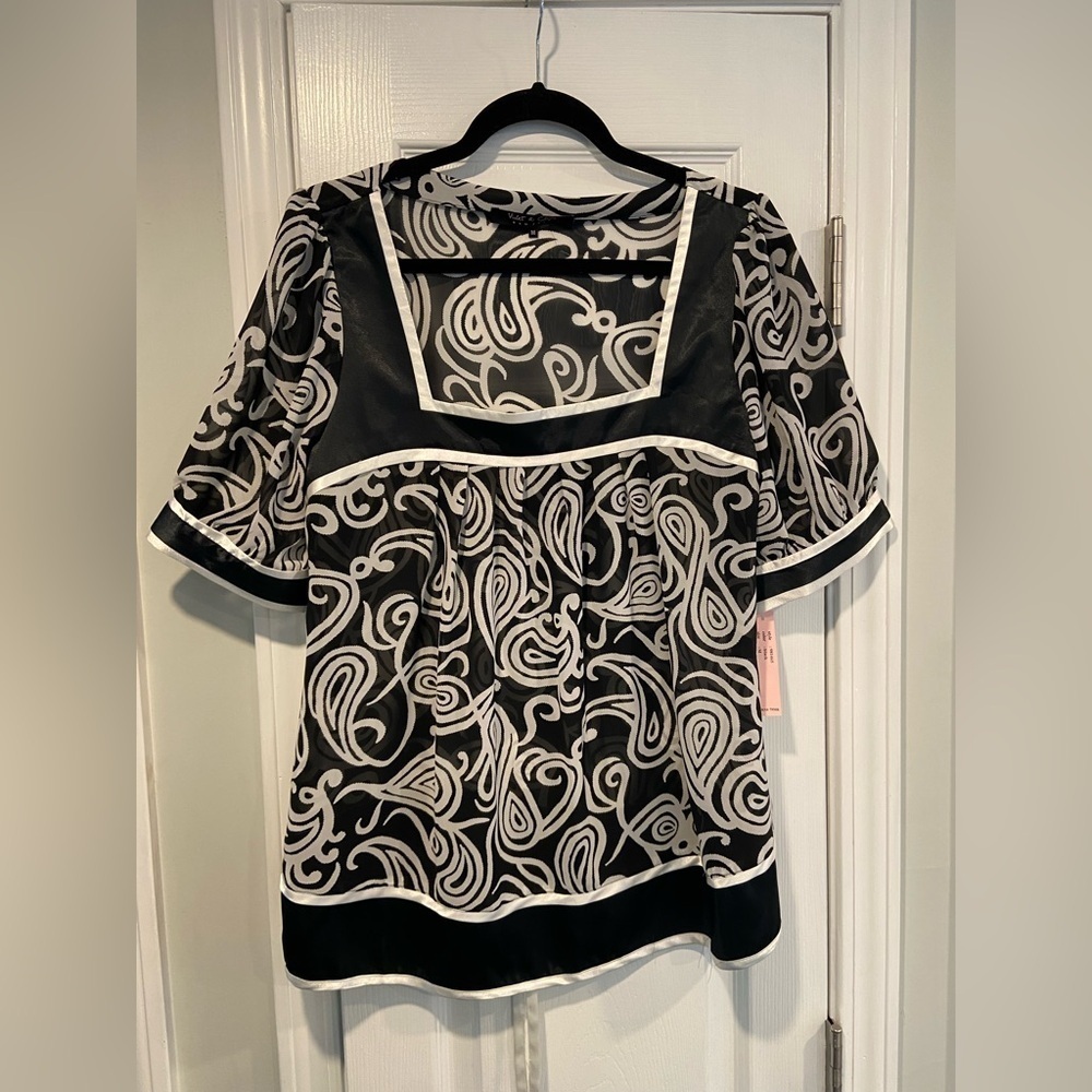 NWT Violet & Claire Size M Black White Paisley Satin Tie Back Pullover Blouse
